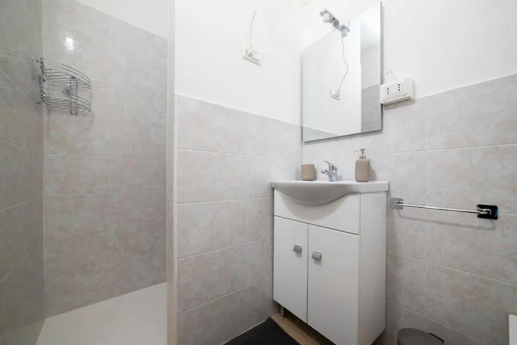 Apartment 4 Stops From The City Center Milan Italy